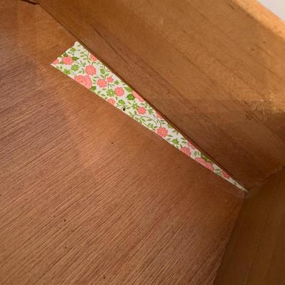 LOT 27 L: Beautiful American Drew Lighted Hutch / China Cabinet