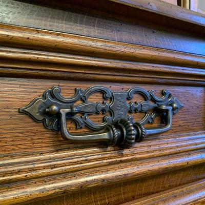 LOT 27 L: Beautiful American Drew Lighted Hutch / China Cabinet