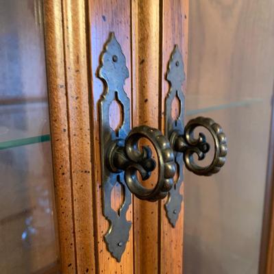 LOT 27 L: Beautiful American Drew Lighted Hutch / China Cabinet