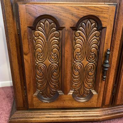 LOT 27 L: Beautiful American Drew Lighted Hutch / China Cabinet