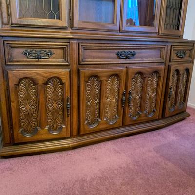 LOT 27 L: Beautiful American Drew Lighted Hutch / China Cabinet