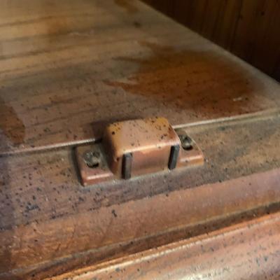 LOT 27 L: Beautiful American Drew Lighted Hutch / China Cabinet