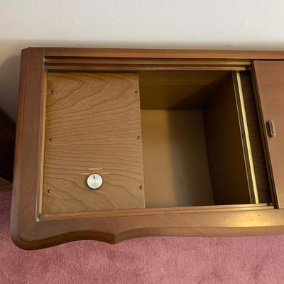 LOT 34 H: Vintage Magnavox Micromatic Record Player Stereo Console Cabinet