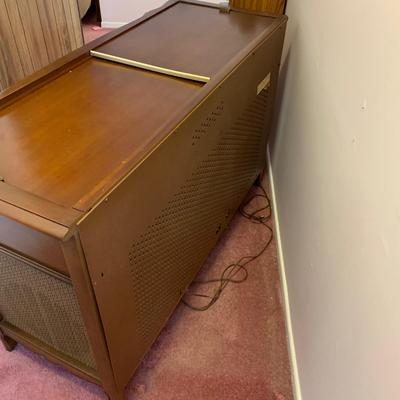 LOT 34 H: Vintage Magnavox Micromatic Record Player Stereo Console Cabinet