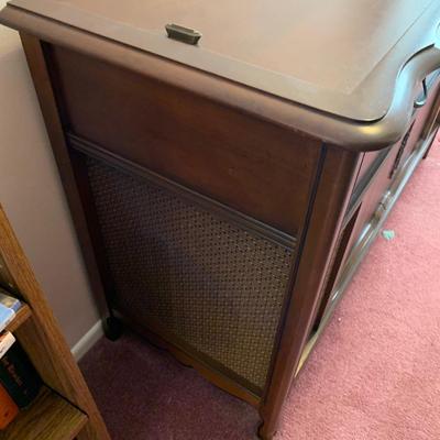 LOT 34 H: Vintage Magnavox Micromatic Record Player Stereo Console Cabinet