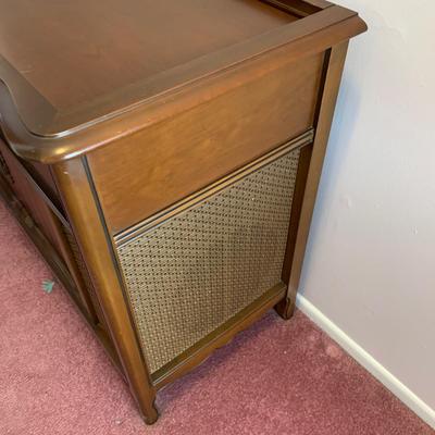 LOT 34 H: Vintage Magnavox Micromatic Record Player Stereo Console Cabinet