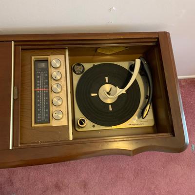 LOT 34 H: Vintage Magnavox Micromatic Record Player Stereo Console Cabinet