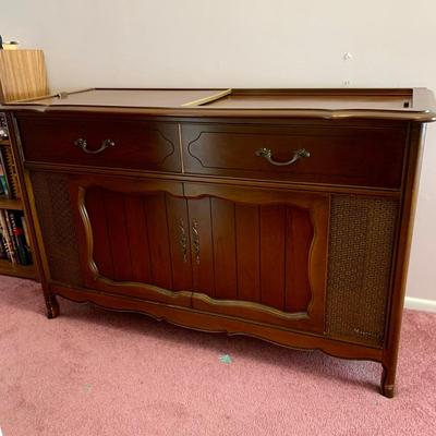 LOT 34 H: Vintage Magnavox Micromatic Record Player Stereo Console Cabinet