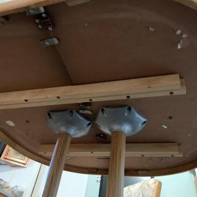 LOT 36 K: Kitchen Table w/ Leaf & 4 Rolling Swivel Chairs