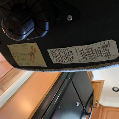 LOT 36 K: Kitchen Table w/ Leaf & 4 Rolling Swivel Chairs