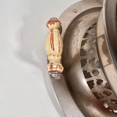 LOT 63K: Vintage Meriden Homelectrics Waffle Maker