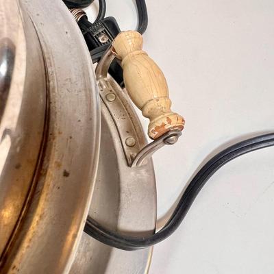 LOT 63K: Vintage Meriden Homelectrics Waffle Maker