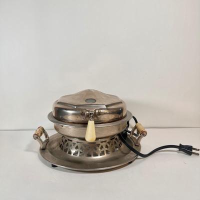 LOT 63K: Vintage Meriden Homelectrics Waffle Maker