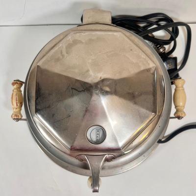 LOT 63K: Vintage Meriden Homelectrics Waffle Maker