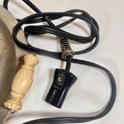 LOT 63K: Vintage Meriden Homelectrics Waffle Maker