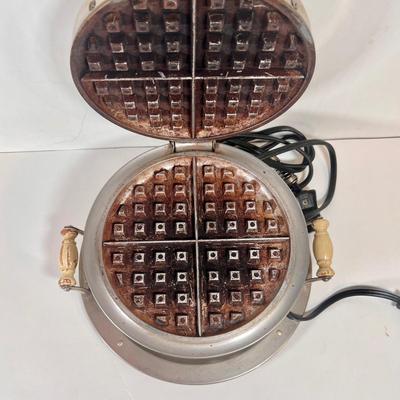 LOT 63K: Vintage Meriden Homelectrics Waffle Maker