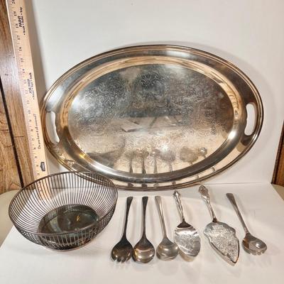 LOT 78L: WMA Rogers, Paul Revere Reproduction Oneida Silversmith Silver Plated Dining Set, Serving Trays, Bowls, Butter Dish, Basket,...