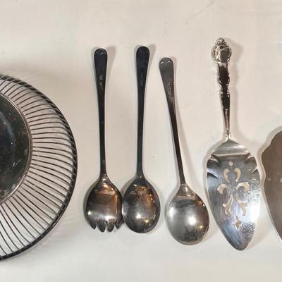 LOT 78L: WMA Rogers, Paul Revere Reproduction Oneida Silversmith Silver Plated Dining Set, Serving Trays, Bowls, Butter Dish, Basket,...