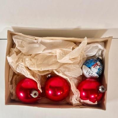 LOT 79L: Vintage Woolworth’s Glass Christmas Tree Ornaments, Shiny Brite, & More Glass Ornaments