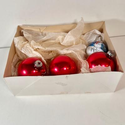 LOT 79L: Vintage Woolworth’s Glass Christmas Tree Ornaments, Shiny Brite, & More Glass Ornaments