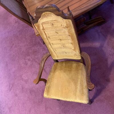 LOT 162 L: Unique American Drew Dining Room Table w/ 2 Leaves, 6 Gold Velveteen & Cane Chairs & Table Pads