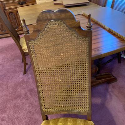 LOT 162 L: Unique American Drew Dining Room Table w/ 2 Leaves, 6 Gold Velveteen & Cane Chairs & Table Pads