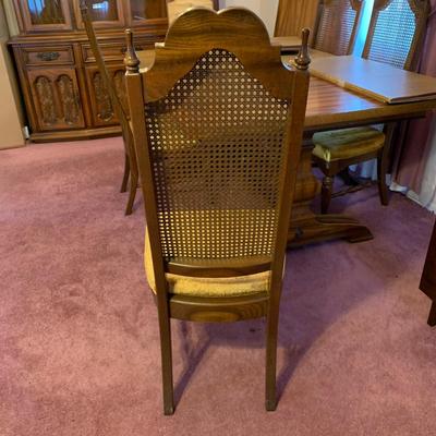 LOT 162 L: Unique American Drew Dining Room Table w/ 2 Leaves, 6 Gold Velveteen & Cane Chairs & Table Pads
