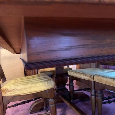 LOT 162 L: Unique American Drew Dining Room Table w/ 2 Leaves, 6 Gold Velveteen & Cane Chairs & Table Pads