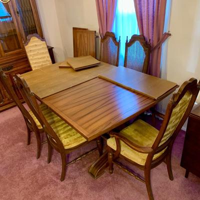 LOT 162 L: Unique American Drew Dining Room Table w/ 2 Leaves, 6 Gold Velveteen & Cane Chairs & Table Pads