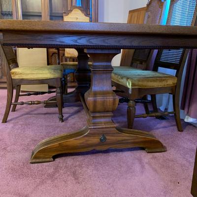 LOT 162 L: Unique American Drew Dining Room Table w/ 2 Leaves, 6 Gold Velveteen & Cane Chairs & Table Pads