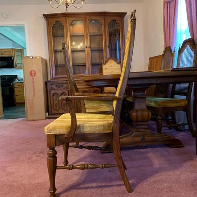 LOT 162 L: Unique American Drew Dining Room Table w/ 2 Leaves, 6 Gold Velveteen & Cane Chairs & Table Pads