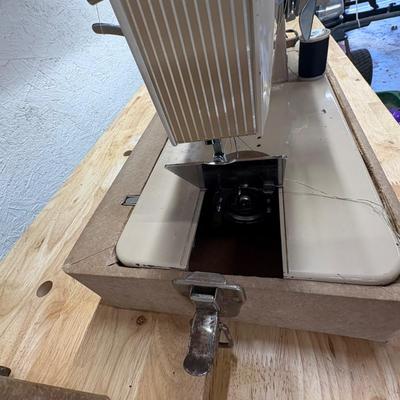 Universal Sewing Machine in Carry Case (SB-ES)