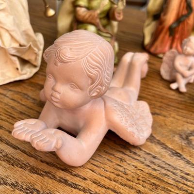 Lot 246 Assorted angel figurines