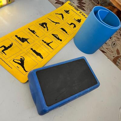 Lot 258 yoga mat with poses, Reebok stepper, foam exercise mat