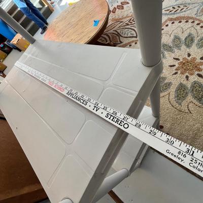 Lot 260 Rubbermaid Shelf