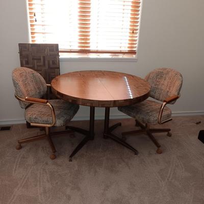 FORMICA TOP TABLE WITH 1 LEAF AND 2 CHAIRS ON CASTERS