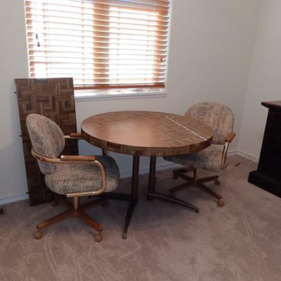 FORMICA TOP TABLE WITH 1 LEAF AND 2 CHAIRS ON CASTERS