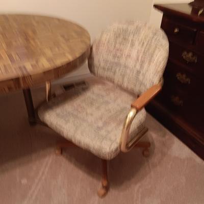 FORMICA TOP TABLE WITH 1 LEAF AND 2 CHAIRS ON CASTERS