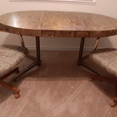 FORMICA TOP TABLE WITH 1 LEAF AND 2 CHAIRS ON CASTERS