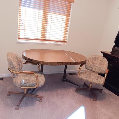 FORMICA TOP TABLE WITH 1 LEAF AND 2 CHAIRS ON CASTERS