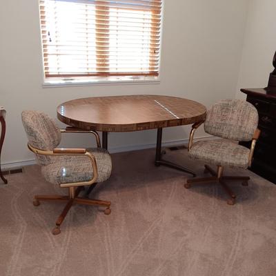 FORMICA TOP TABLE WITH 1 LEAF AND 2 CHAIRS ON CASTERS