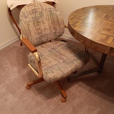 FORMICA TOP TABLE WITH 1 LEAF AND 2 CHAIRS ON CASTERS