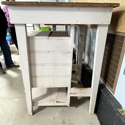 Lot 290 work table with 5 shelves