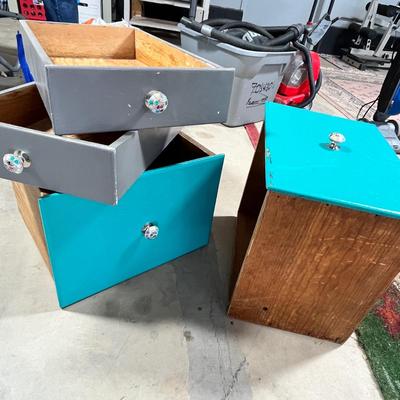 Lot 291 4 drawers with cool knobs