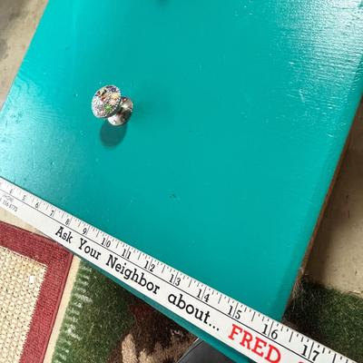 Lot 291 4 drawers with cool knobs