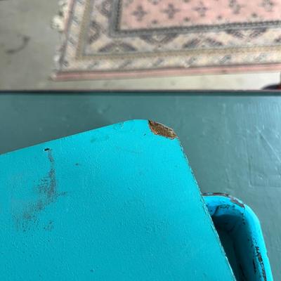 Lot 295 Blue trays and paper towel holder