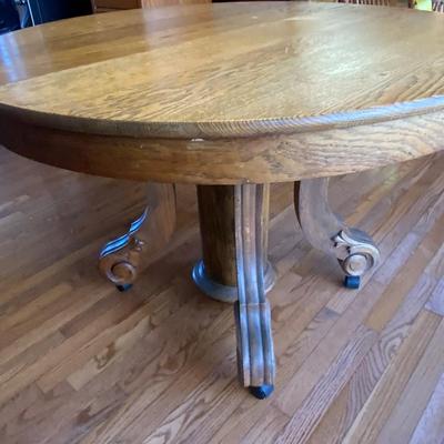 Vintage 44” Round Dining room table with extra leaves