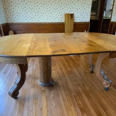 Vintage 44” Round Dining room table with extra leaves