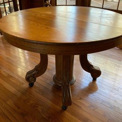 Vintage 44” Round Dining room table with extra leaves