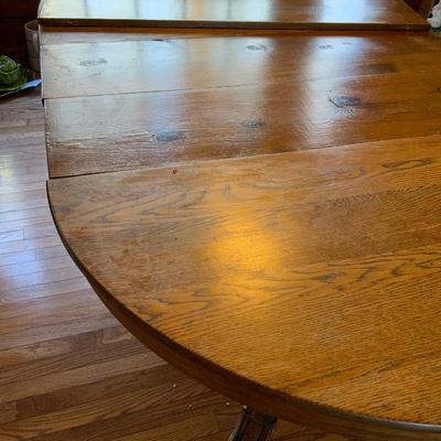 Vintage 44” Round Dining room table with extra leaves